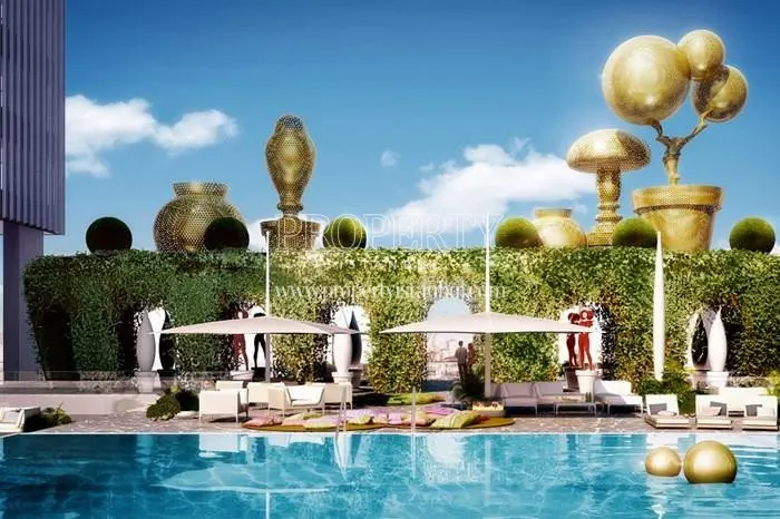 The outdoor swimming pool of Quasar Istanbul