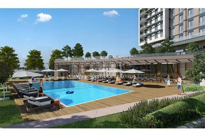 The outdoor swimming pool in Referans Kartal Towers