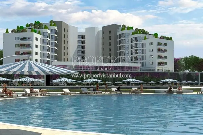 The outdoor swimming pool of Rings Istanbul