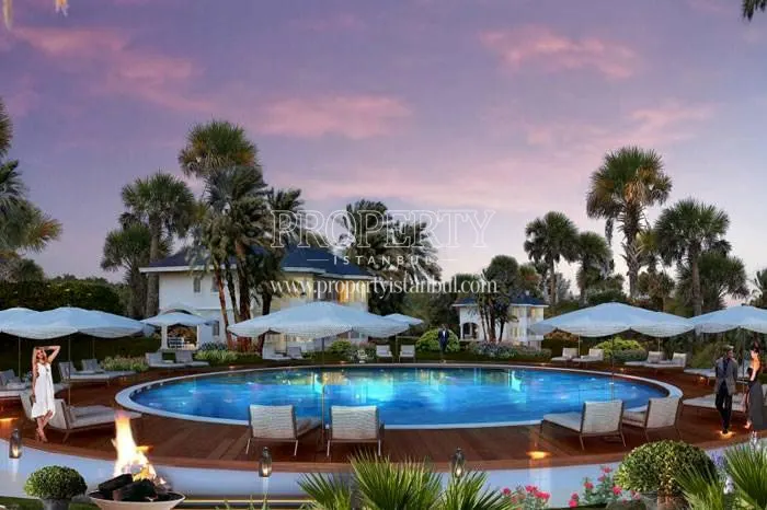 The outdoor swimming pool in Riva Hills