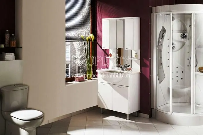 White and purple bathroom in Rose Garden Gurpinar