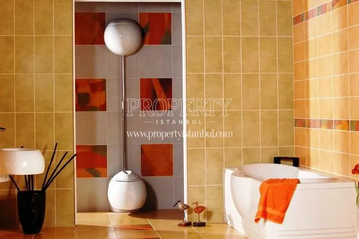 Interestingly designed bathroom in Rose Garden Gurpinar
