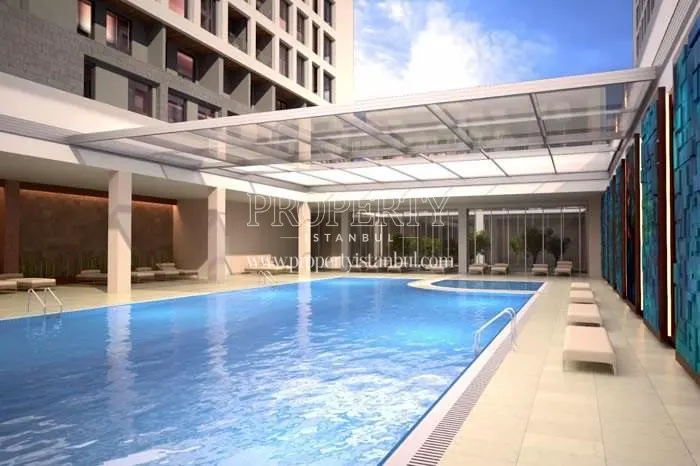 The outdoor swimming pool of Royal Garden Kartal