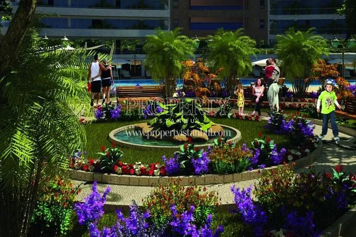 The people enjoying themselves in Saloon Residence's garden