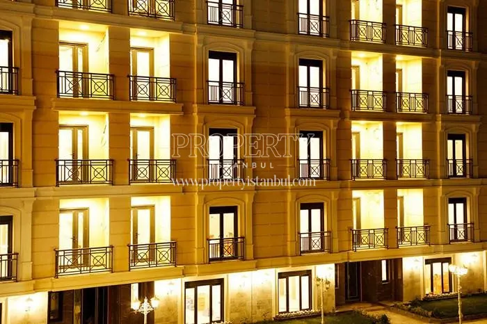 One of the buildings in Samatya Konaklari at night