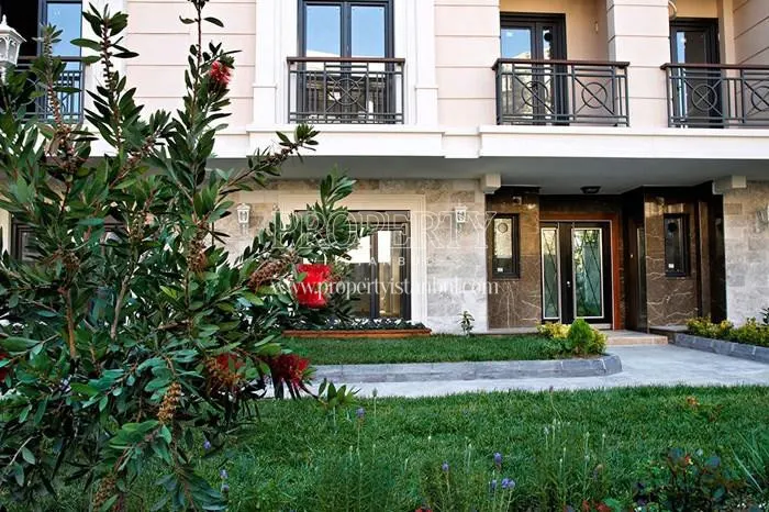 The entrance of the building in Samatya Konaklari