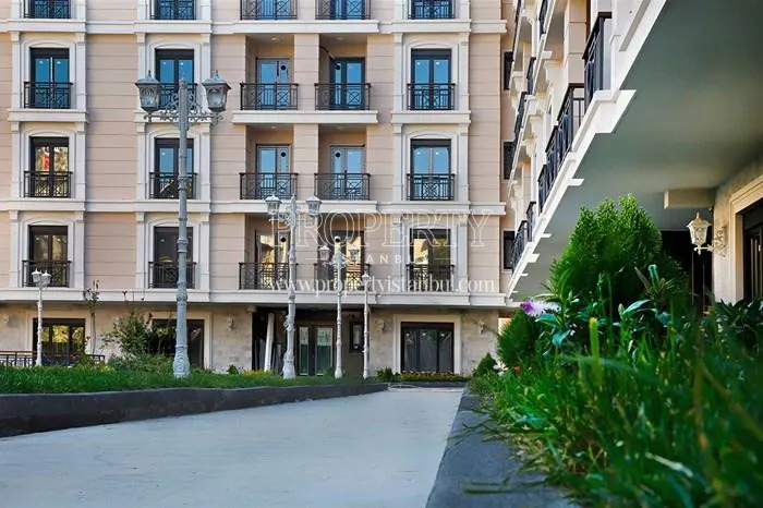 The walking path in the Samatya Konaklari compound