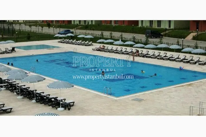 The outdoor swimming pool in Sari Evler