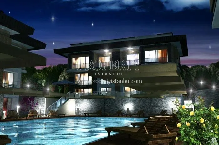 Outdoor swimming pool in Sariyer Konaklari Erguvan at night