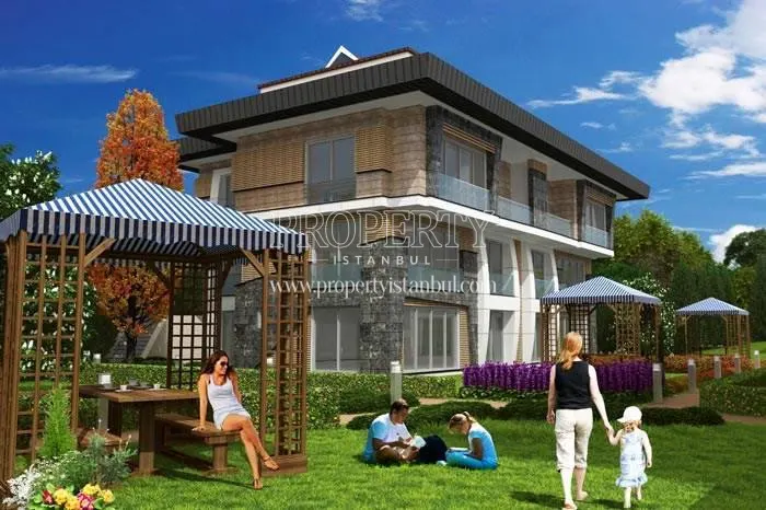 The residents having a picnic in the Sariyer Konaklari Erguvan garden