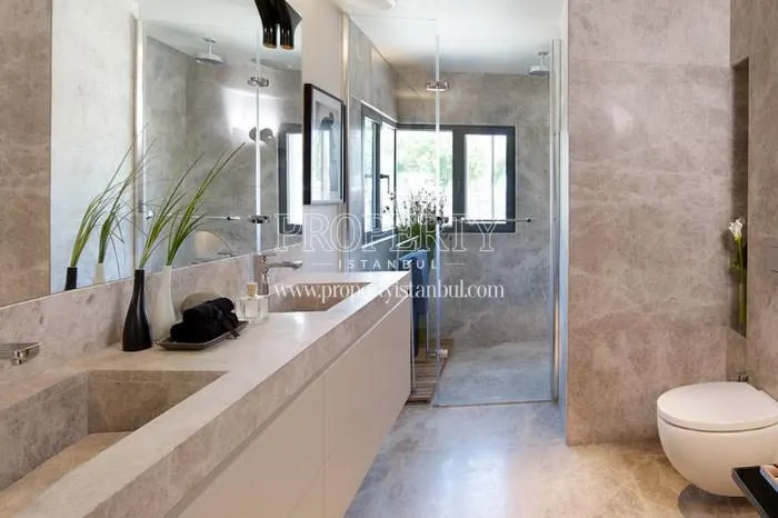 The well-designed bathroom with two sinks in Savoy Ulus