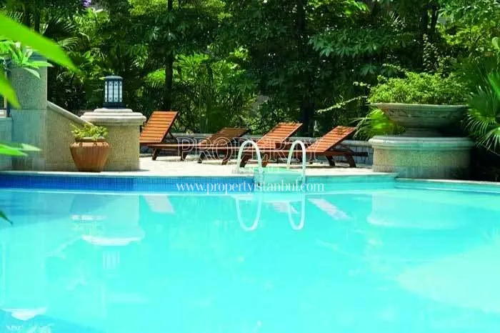 The outdoor swimming pool of the Seckinler Inci Evleri compound