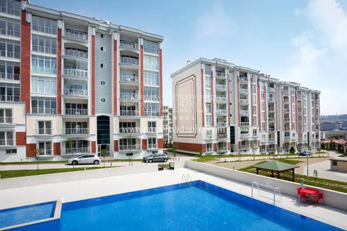 The outdoor swimming pool in Selin Evleri