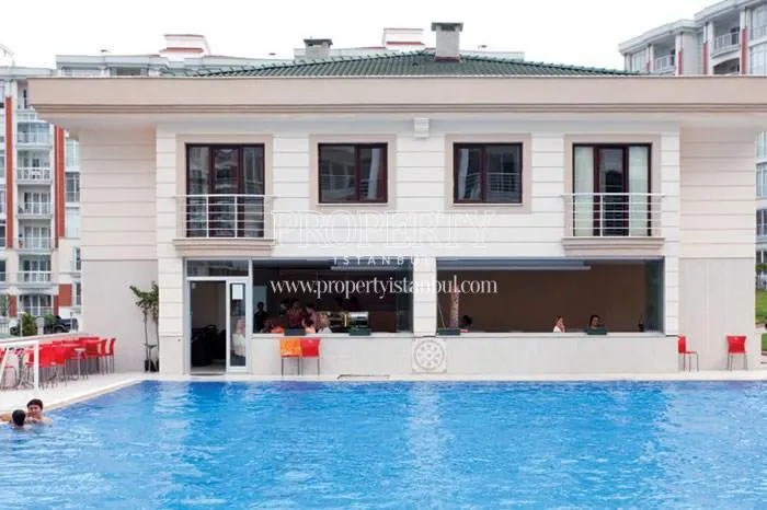 The outdoor swimming pool in Selin Evleri