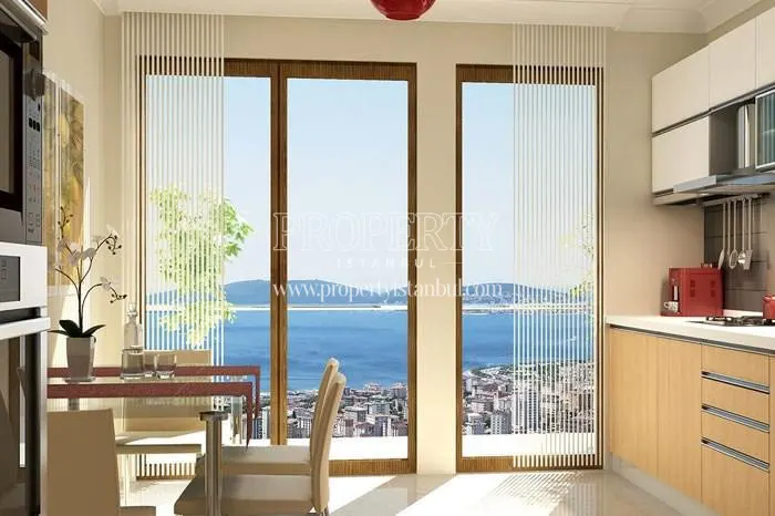 A kitchen with a sea view in Seyr-i Adalar