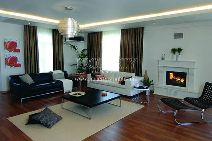 Spacious living room with the fireplace in Starlife Silivri