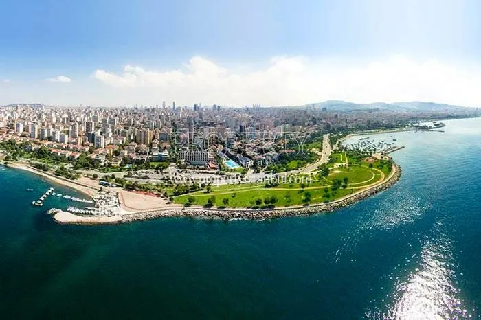 Suadiye Sahil Sitesi with the seashore