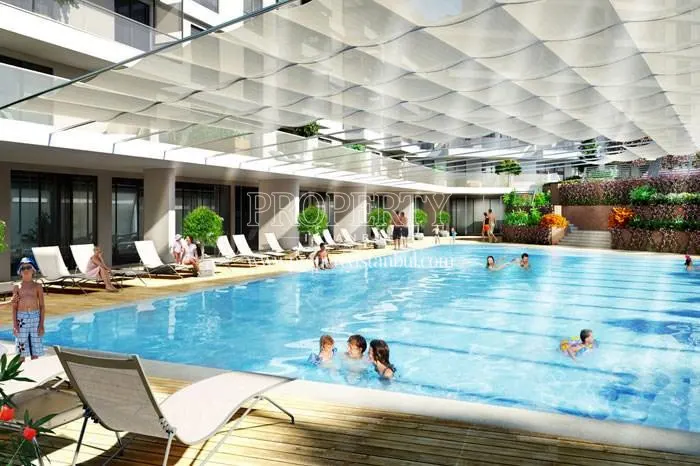 The residents of Sur Yapi TEM Vitrin swimming in the compound pool