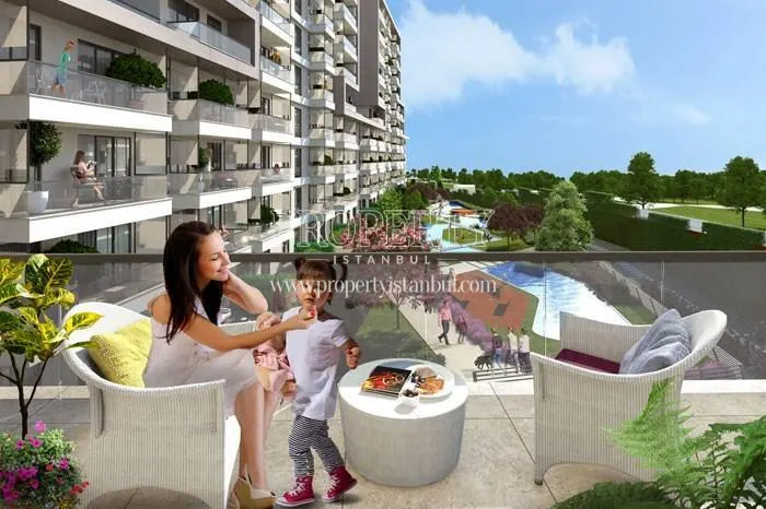 The mom and her daughter eating on their balcony in Sur Yapi TEM Vitrin