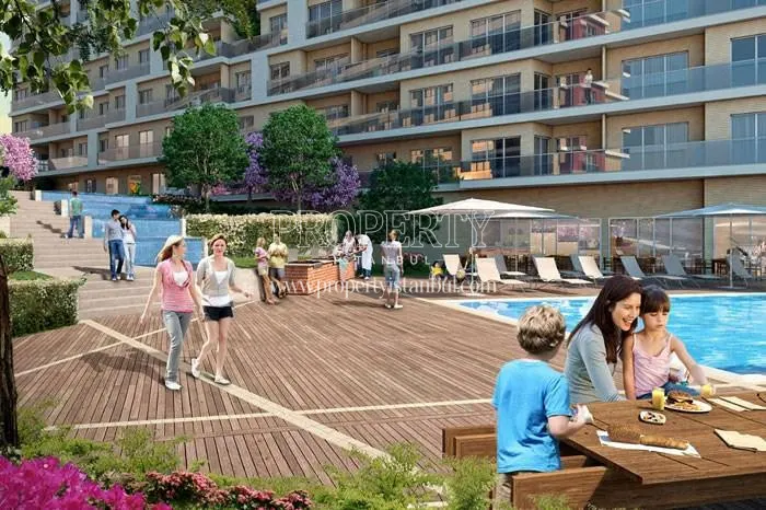 The residents are enjoying themselves near the swimming pool in Sur Yapi Tilia