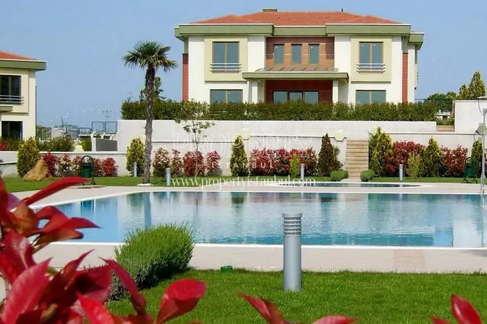 The swimming pool of Tepe Park Villalari