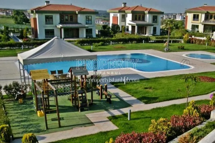 The outdoor swimming pool of Tepe Park Villalari