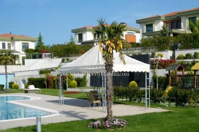 Relaxation areas near the swimming pool in Tepe Park Villalari