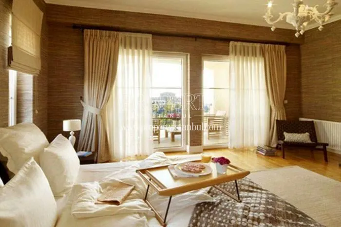 The master bedroom with a balcony in Toskana Vadisi