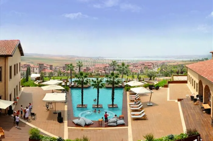 The outdoor swimming pool of Toskana Vadisi