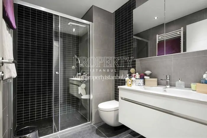 The small bathroom with black and white tiles in Trendist Atasehir