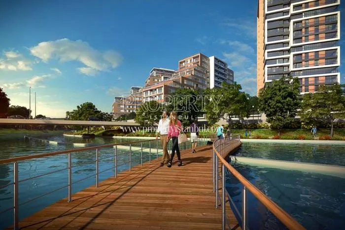The lake in Vadistanbul Bulvar