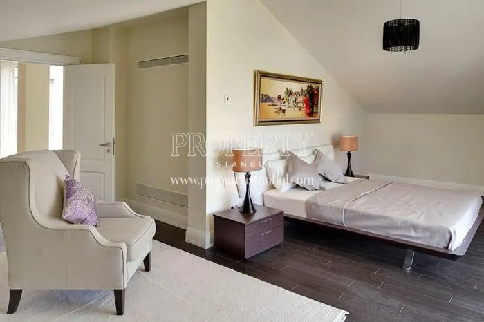 One of the master bedrooms in Valle Lacus