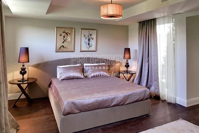 One of the master bedrooms in Valle Lacus