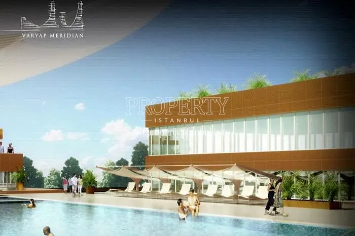 The outdoor swimming pool of Varyap Meridian