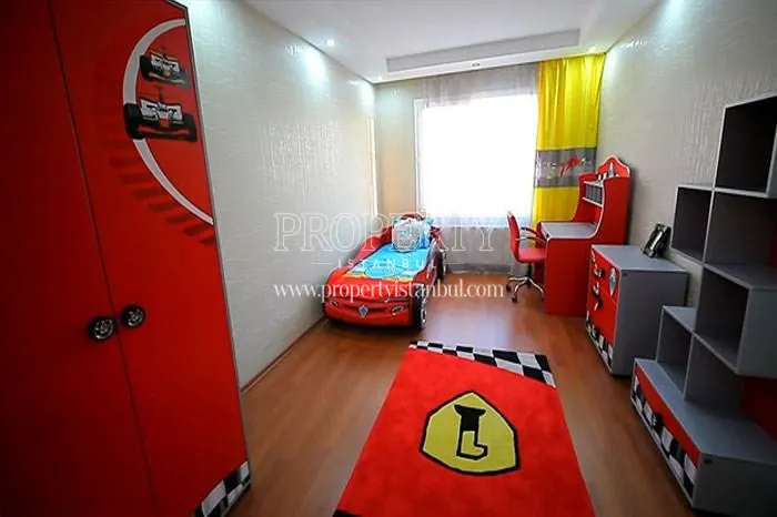 Red-furnished kid's bedroom in Vista Residenza 4
