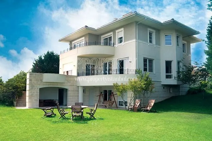 One of the luxury villas in West Wall Marina Villalari