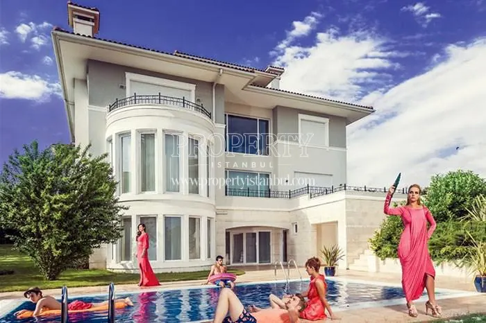 The people enjoying their private swimming pool in West Wall Marina Villalari