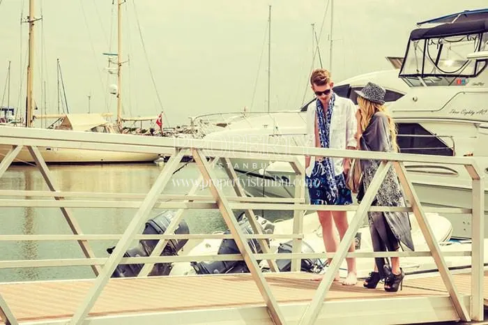 The couple in the marina in West Wall Marina Villalari