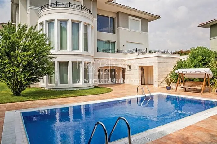 The villa with a swimming pool in West Wall Marina Villalari