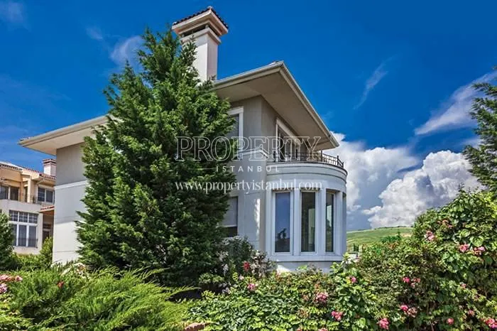 One of the luxury villas in West Wall Marina Villalari