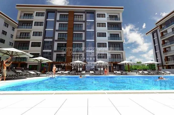The outdoor swimming pool in Yaylapark Evleri