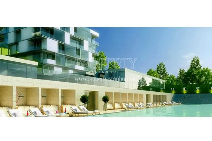 The outdoor swimming pool of Yooistanbul