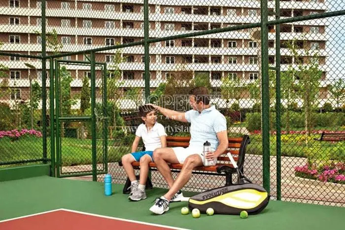 The man playing tennis with his son in Yorum Istanbul