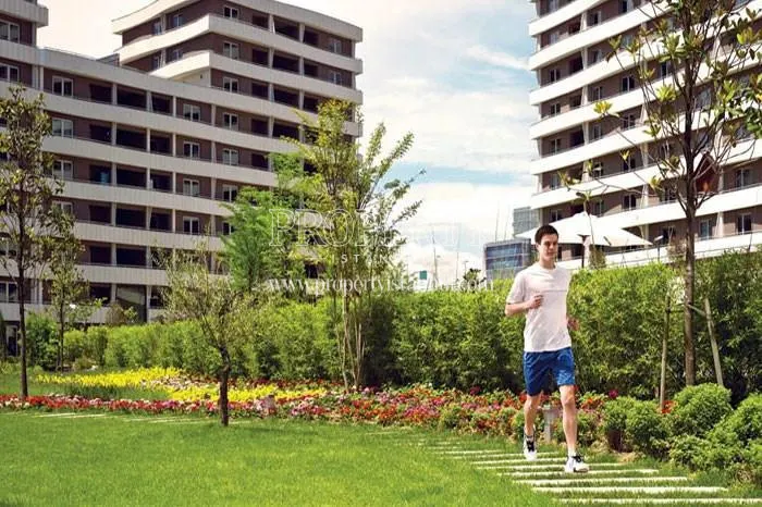 The man running on the walking track in the Yorum Istanbul compound