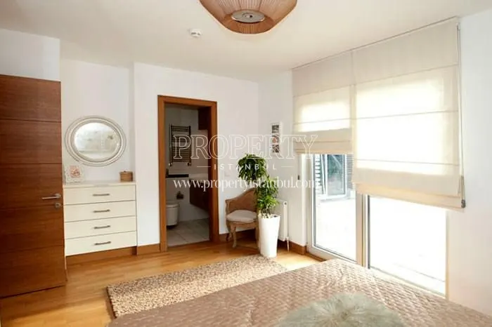 The master bedroom with a bathroom in Yorum Istanbul