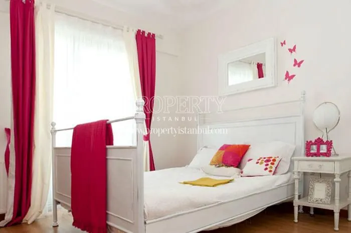 The bedroom with pink curtains in Yorum Istanbul
