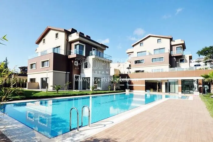 The outdoor swimming pool of Zeytindali Konaklari