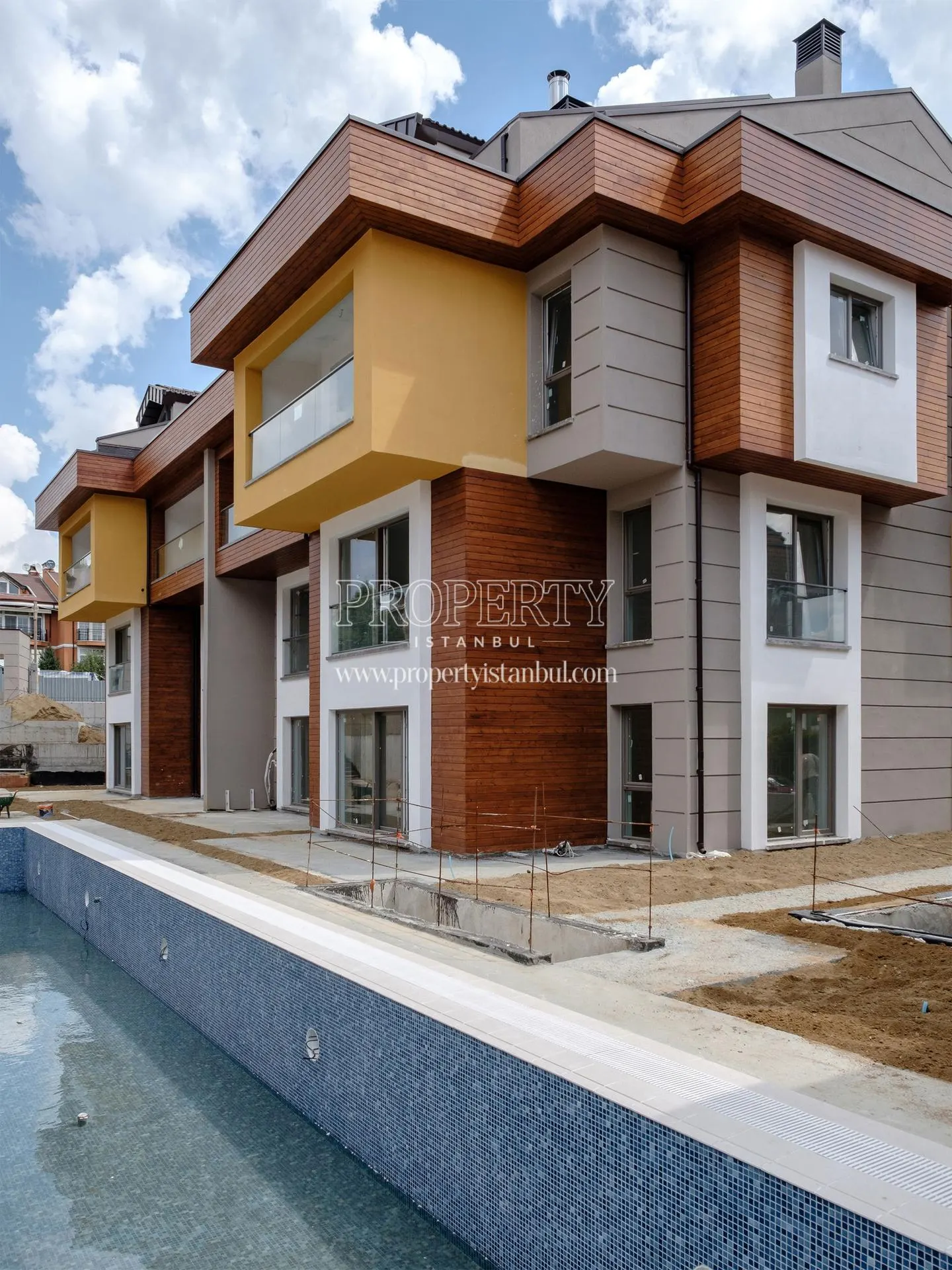 The swimming pool and villas of Kemerville