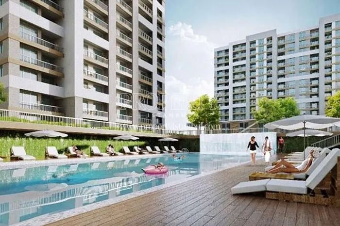 The outdoor swimming pool of Makyol Yasam Beylikduzu