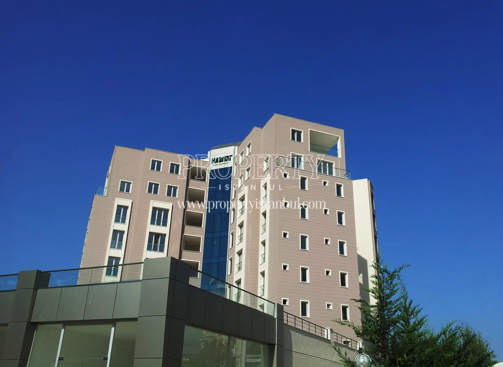 One of the buildings in Park Cekmekoy By Habitat